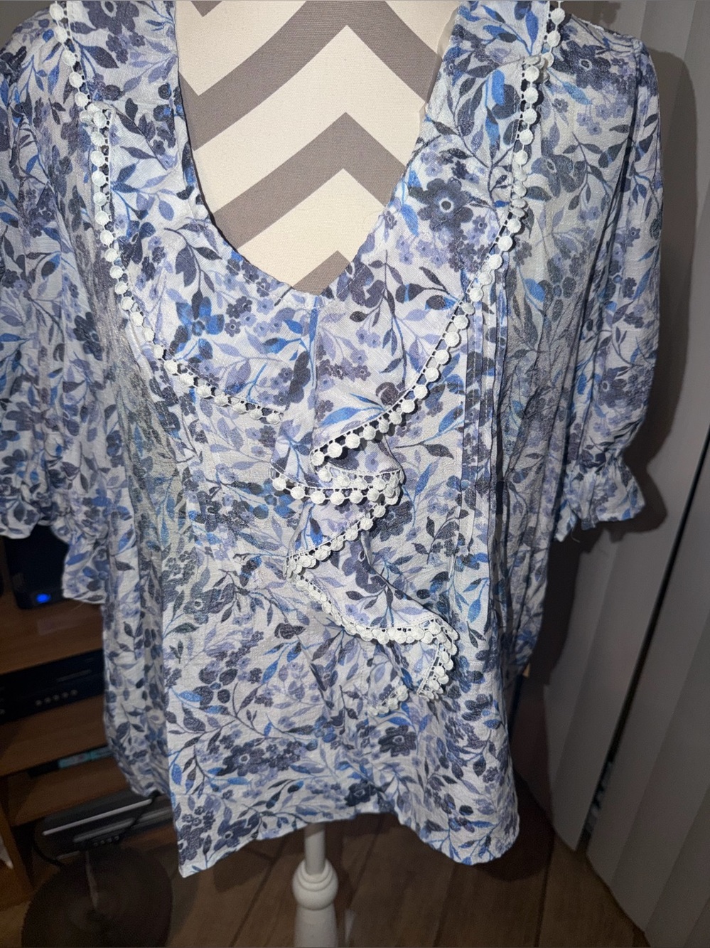 Ladies Hope & Harlow Floral Ruffle V-Neck Women's Top - L NWT